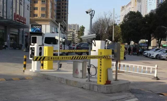 刘强东：“人工智能并不会导致工人大规模失业，反而能解放工人”
