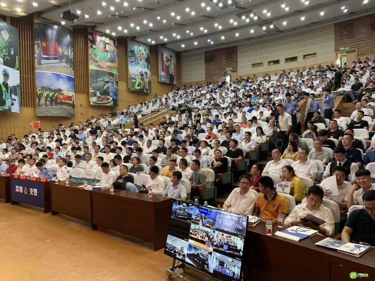 停车管理机器人引领智慧停车全面进入机器人值守时代